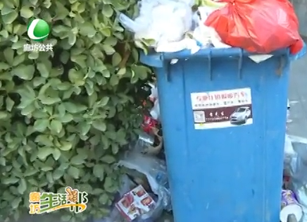 小區(qū)垃圾成堆無(wú)人清理 影響居民生活環(huán)境