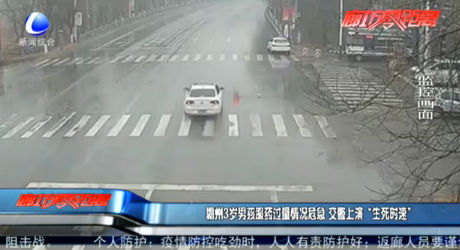 霸州3歲男孩服藥過(guò)量情況危急 交警上演“生死時(shí)速”