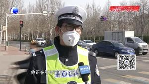 精神智障人員逆向步行上高速 高速公路大隊(duì)交警緊急救助