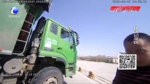 多輛貨車(chē)違法被查 司機(jī)裝睡躲避處罰