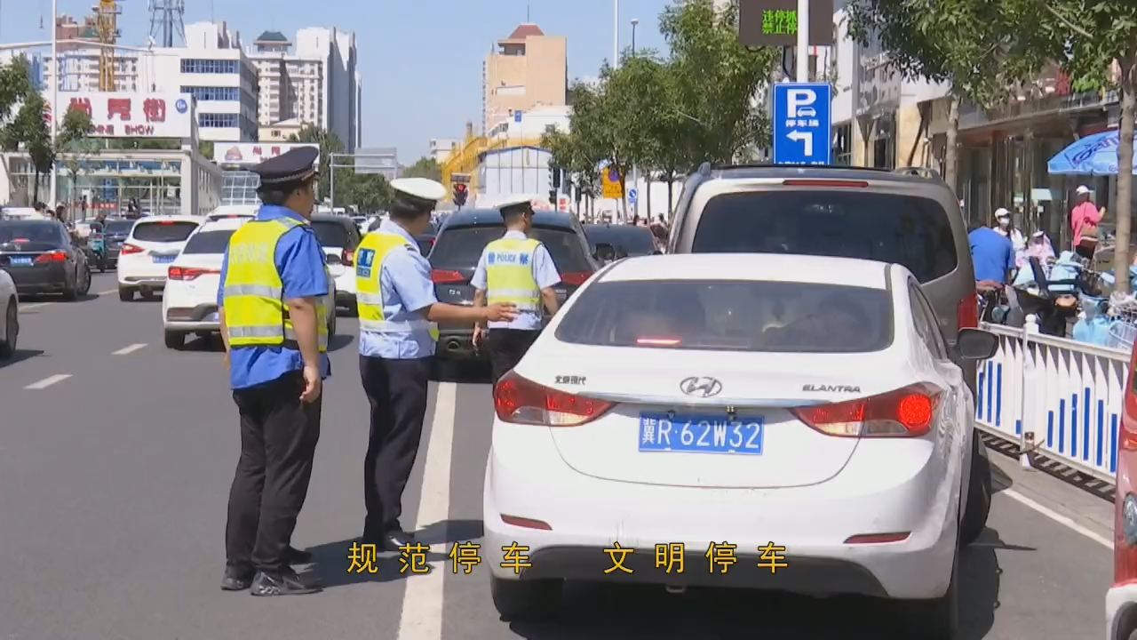 交警引導市民文明停車