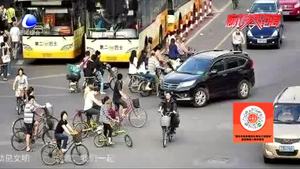 四年級小孩闖紅燈被撞飛 交警：孩子負全責