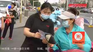 爭做文明騎手 交警開展有獎問答送頭盔宣傳活動