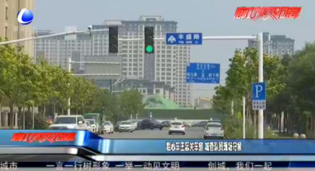 粗心車主忘關(guān)車窗 城管隊員現(xiàn)場守候