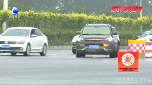 夏季車(chē)內(nèi)溫度高 把孩子忘在車(chē)?yán)锞烤褂卸辔ｋU(xiǎn)？