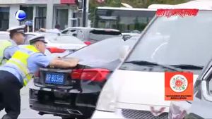 交警積極應對雨后道路積水 保障周一早高峰交通安全有序