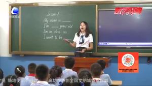 老人發(fā)病摔倒路邊 善良女教師上前救助 傳遞社會(huì)正能量