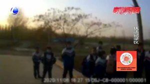 零距離·交通：核載7人實載17人 三河交警查獲一輛接送學(xué)生超員車