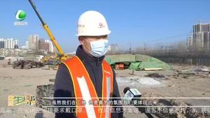 光明道上跨鐵路立交橋工程建設者堅守崗位保進度