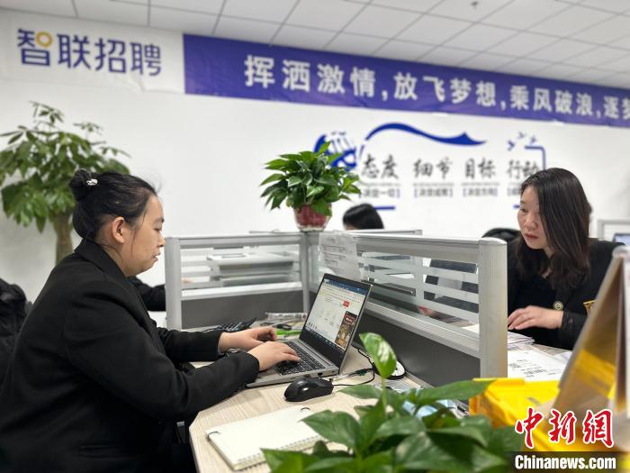 圖為京津冀(河北三河)人力資源服務(wù)產(chǎn)業(yè)園入駐企業(yè)辦公現(xiàn)場(chǎng)。　高澍 攝