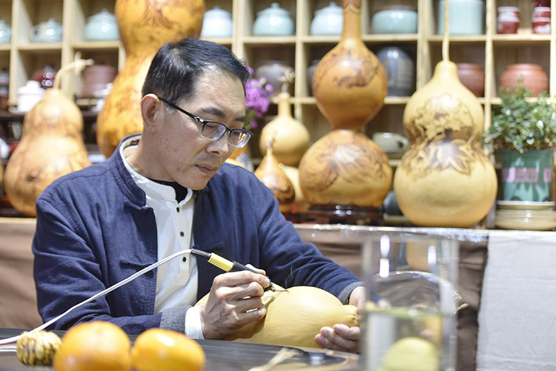 圖為廊坊市廣陽區(qū)吳氏葫蘆烙畫工作室內(nèi)，吳宗正在繪制葫蘆烙畫作品。.jpg